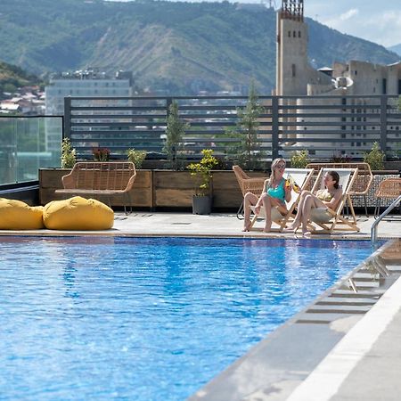 Royal Tulip Hotel & Casino, Tbiliszi Kültér fotó Rooftop pool