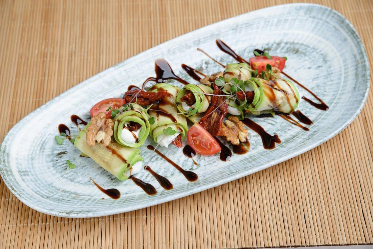 Royal Tulip Hotel & Casino, Tbiliszi Kültér fotó A salad with balsamic vinegar