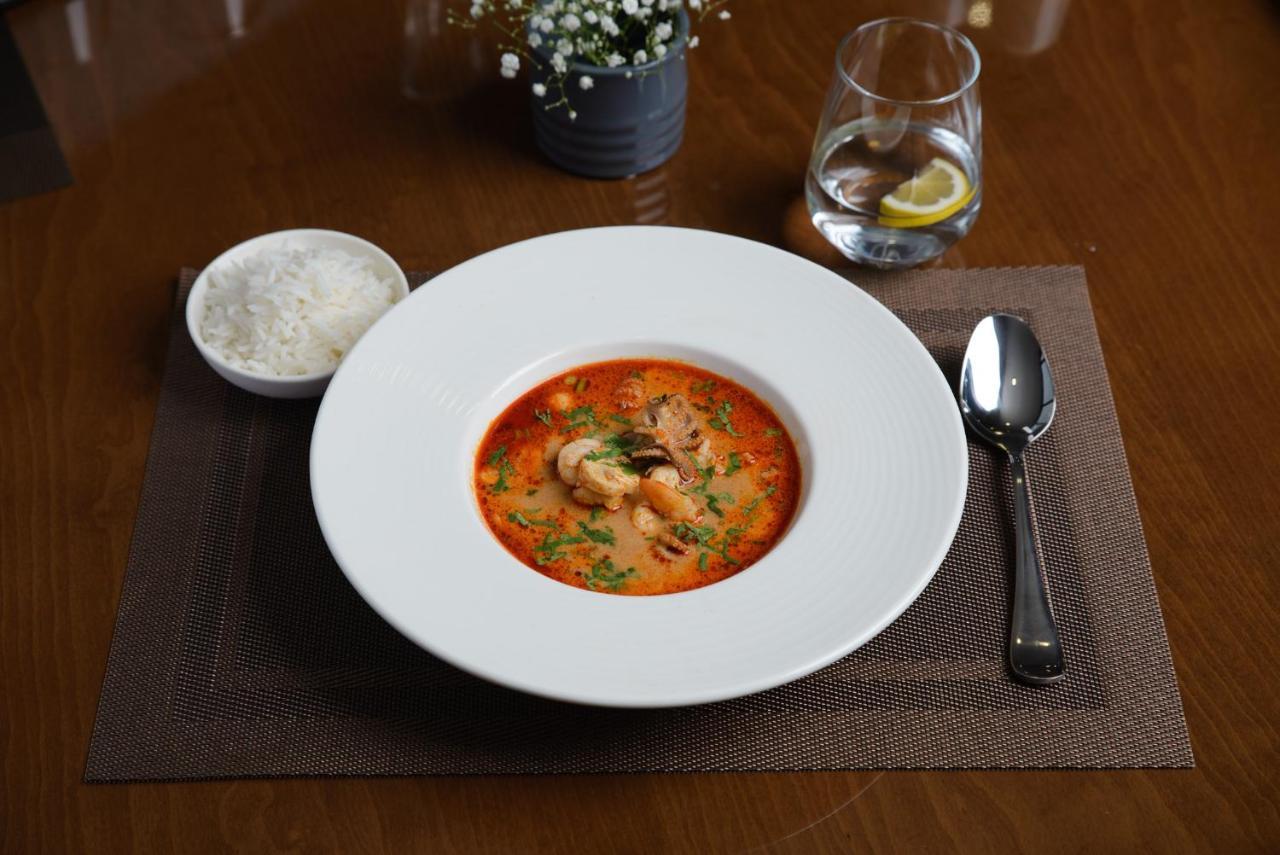 Royal Tulip Hotel & Casino, Tbiliszi Kültér fotó A bowl of tom yum soup