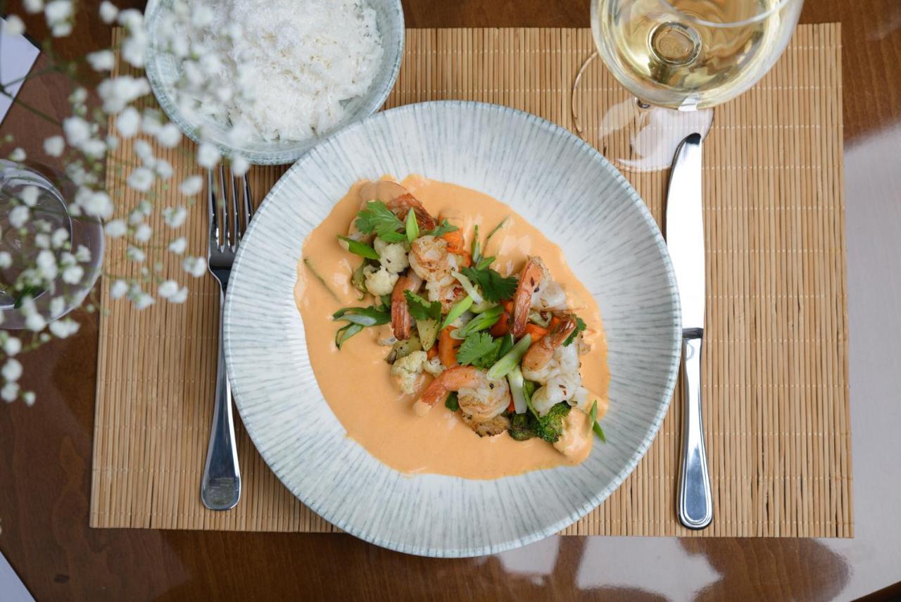 Royal Tulip Hotel & Casino, Tbiliszi Kültér fotó A plate of Thai seafood chowder