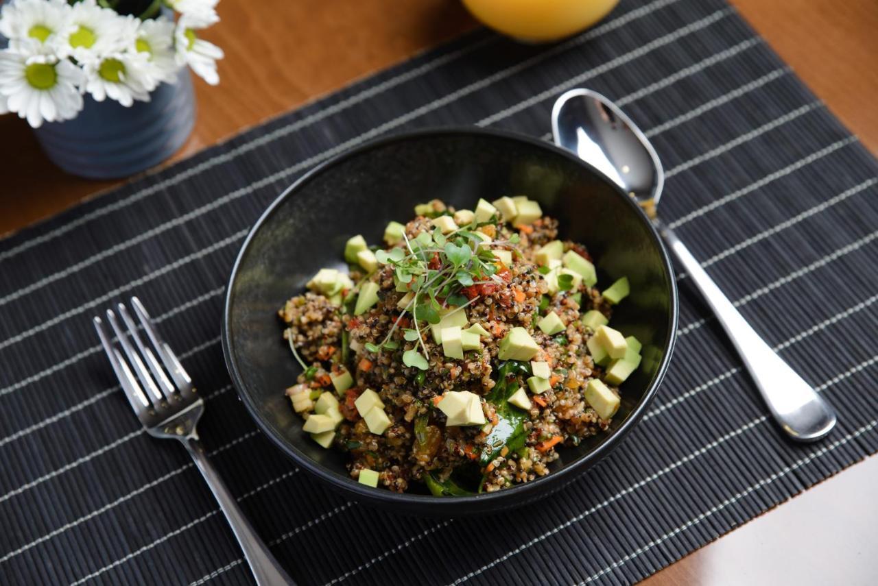 Royal Tulip Hotel & Casino, Tbiliszi Kültér fotó Quinoa salad with avocado