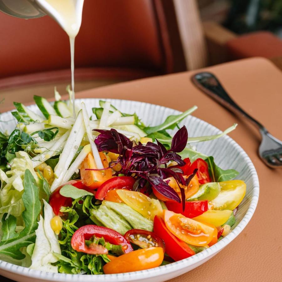 Royal Tulip Hotel & Casino, Tbiliszi Kültér fotó A salad being drizzled with a vinaigrette