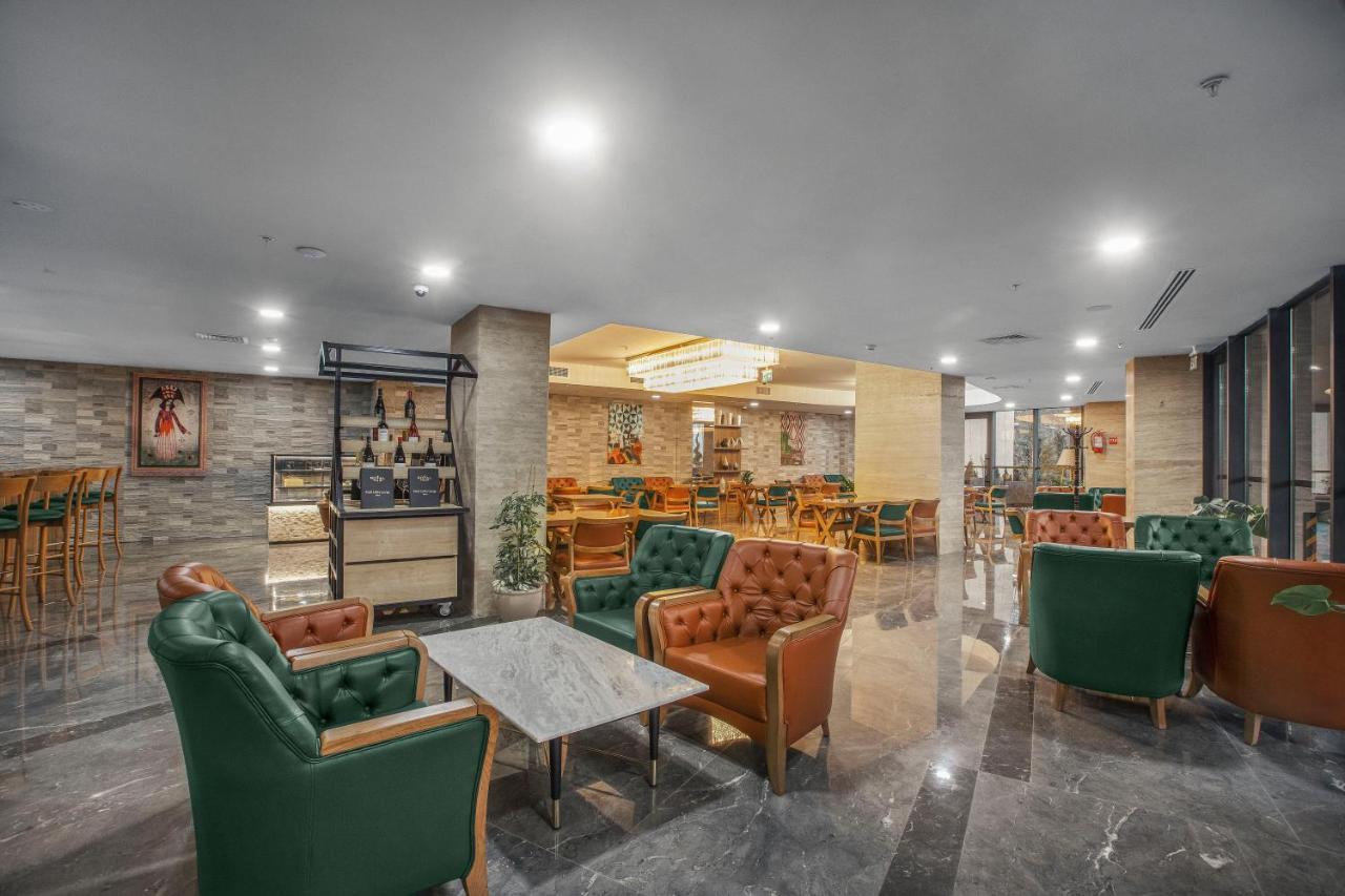Royal Tulip Hotel & Casino, Tbiliszi Kültér fotó The lounge at the airport