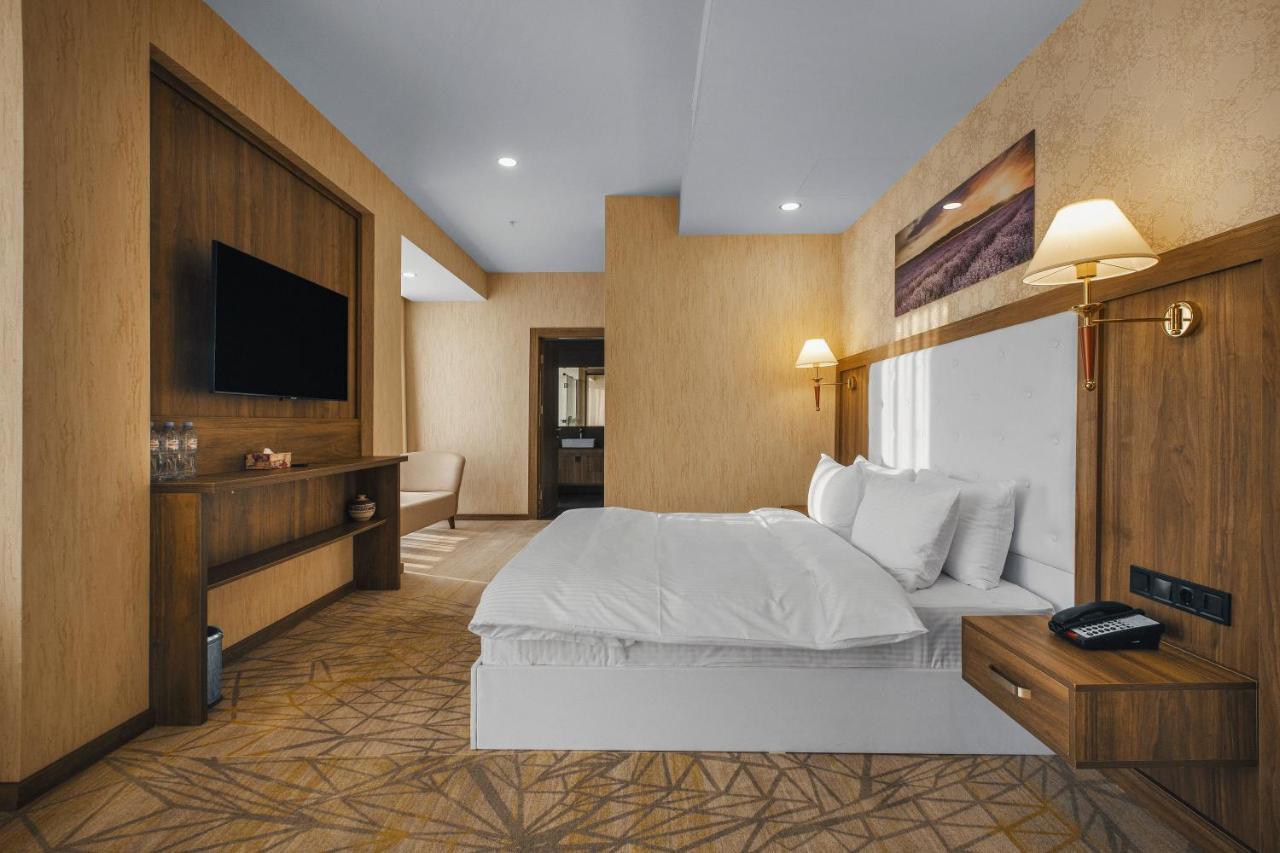 Royal Tulip Hotel & Casino, Tbiliszi Kültér fotó Deluxe Suite
