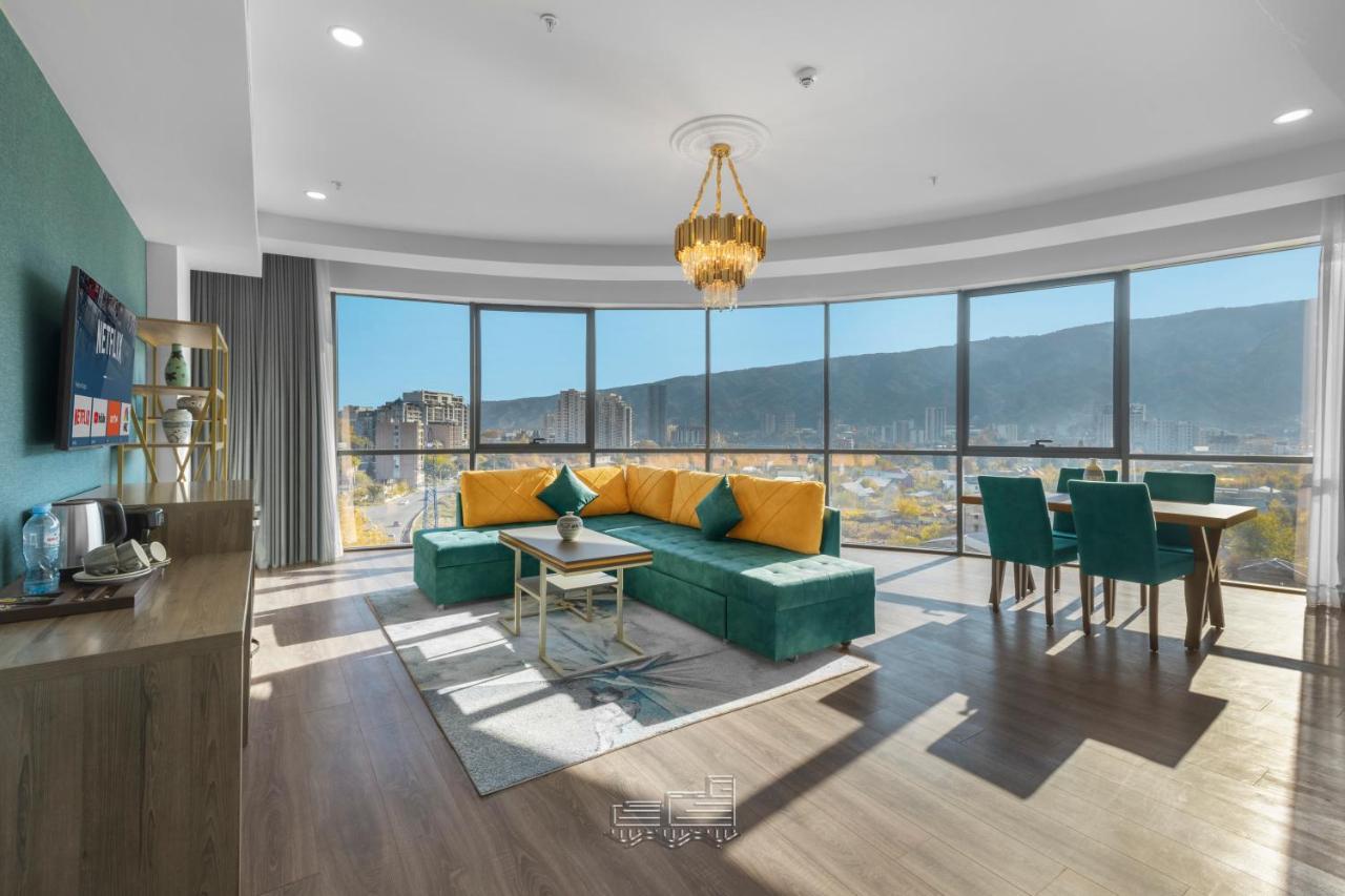 Royal Tulip Hotel & Casino, Tbiliszi Kültér fotó A living room in a modern apartment