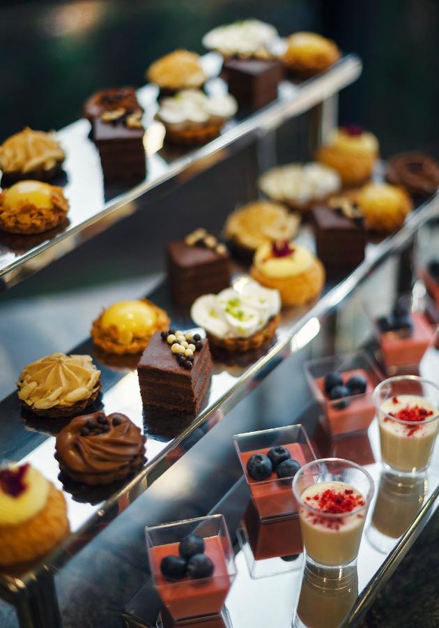 Royal Tulip Hotel & Casino, Tbiliszi Kültér fotó A selection of petit fours