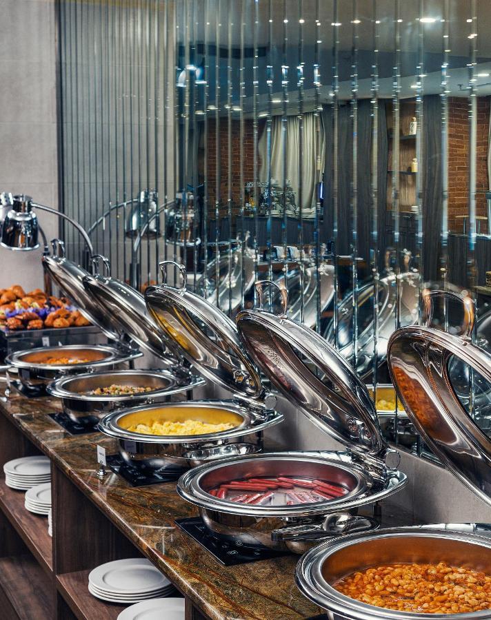 Royal Tulip Hotel & Casino, Tbiliszi Kültér fotó A buffet at a hotel