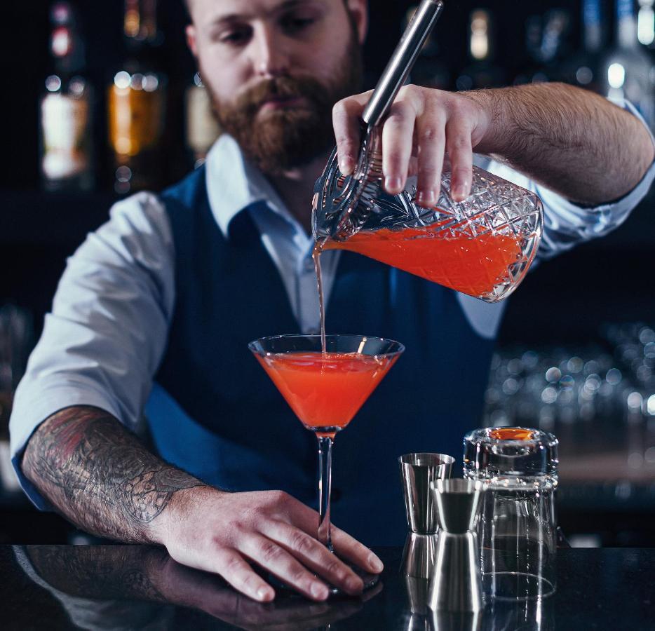 Royal Tulip Hotel & Casino, Tbiliszi Kültér fotó A bartender preparing a cocktail