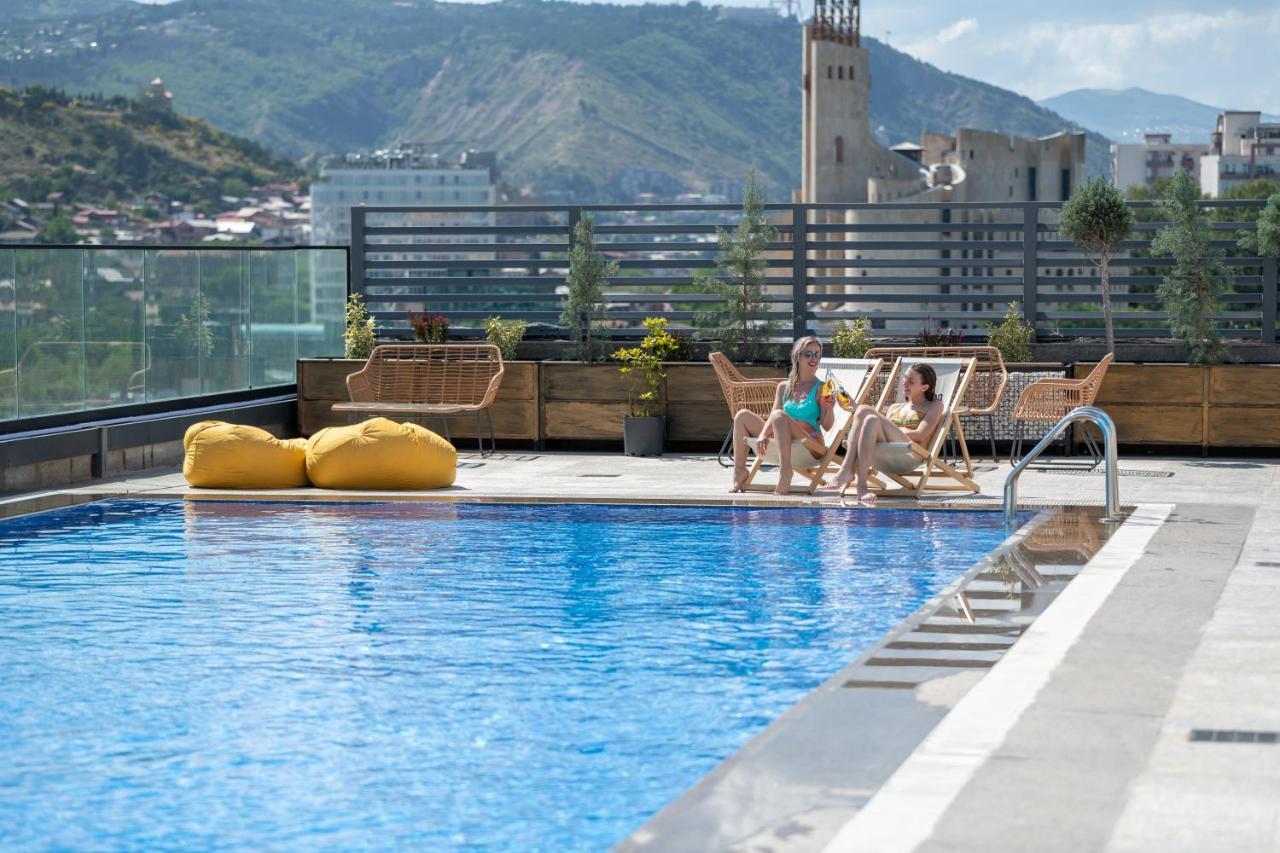 Royal Tulip Hotel & Casino, Tbiliszi Kültér fotó Rooftop pool