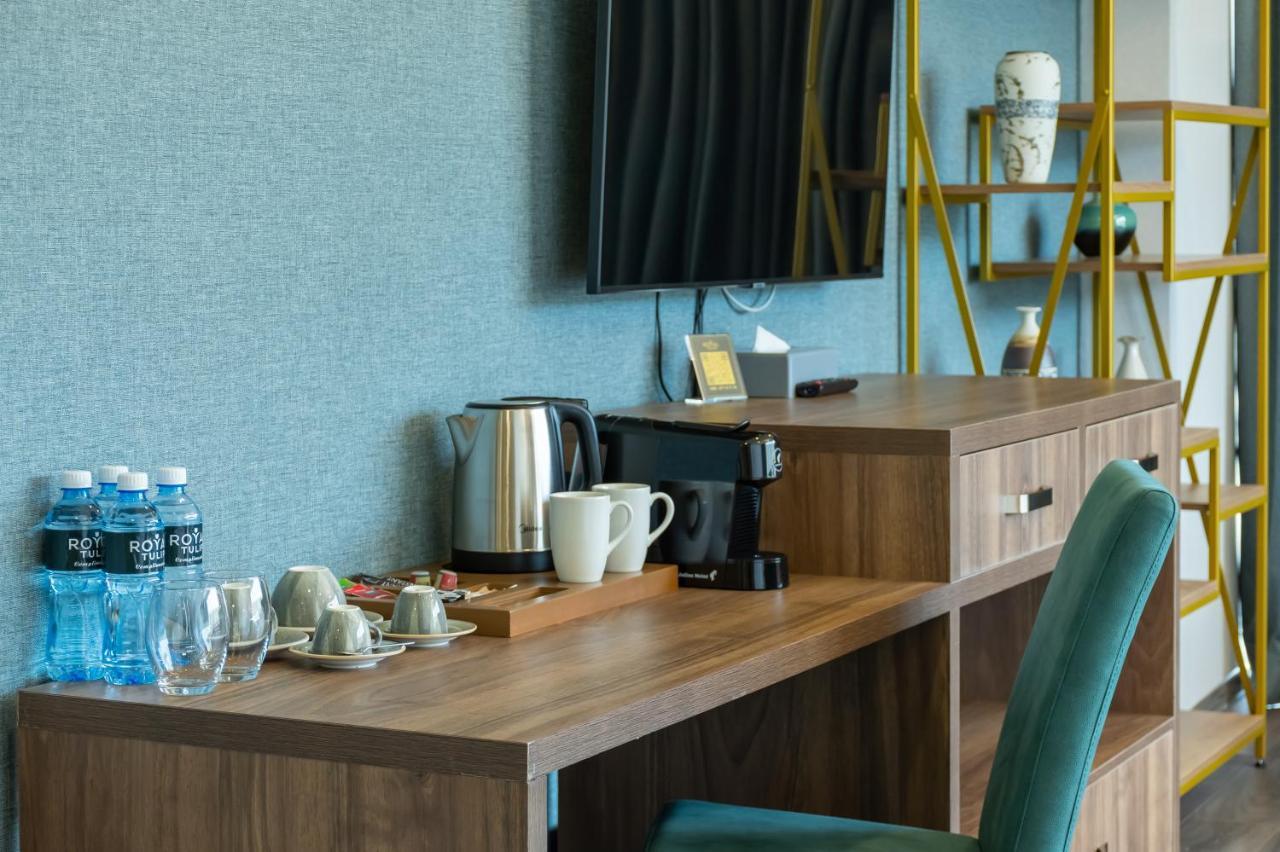 Royal Tulip Hotel & Casino, Tbiliszi Kültér fotó A Nespresso machine in a hotel room