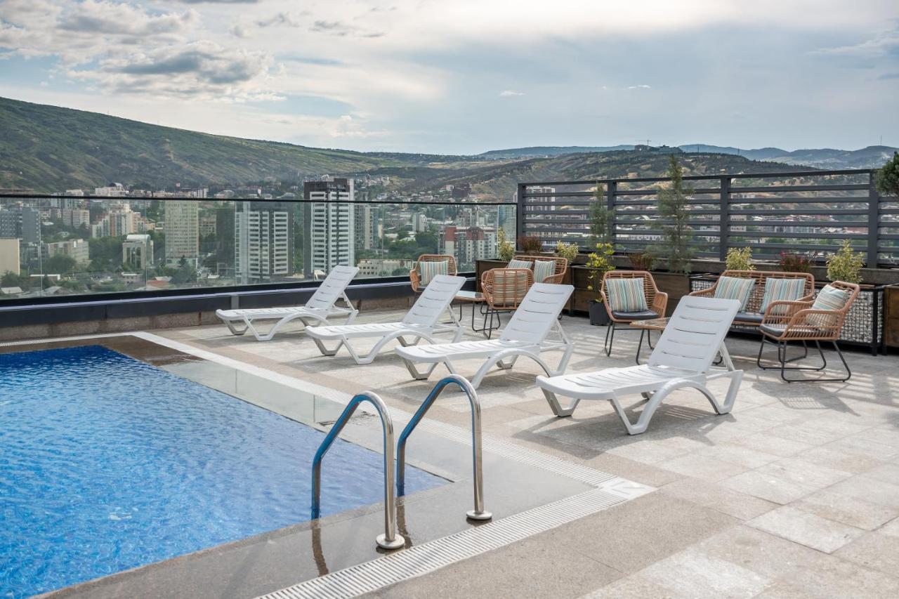 Royal Tulip Hotel & Casino, Tbiliszi Kültér fotó Rooftop pool